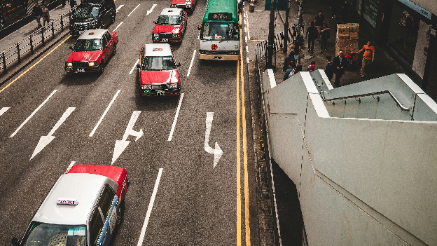 Decision-making flowchart for choosing between ActiveCampaign and HubSpot